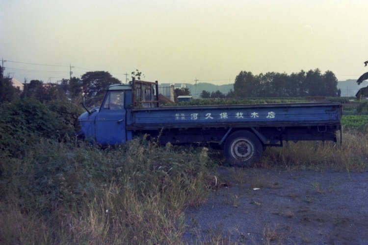1990年台前半の秋川で出会ったマツダT-2000型。いまにも動き出しそうである。