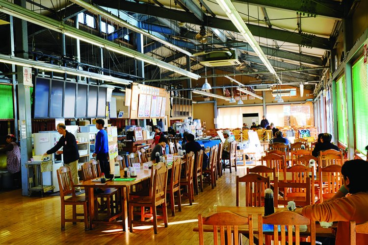 『ばんや』の店内。平日だったのでわりと空いていた。