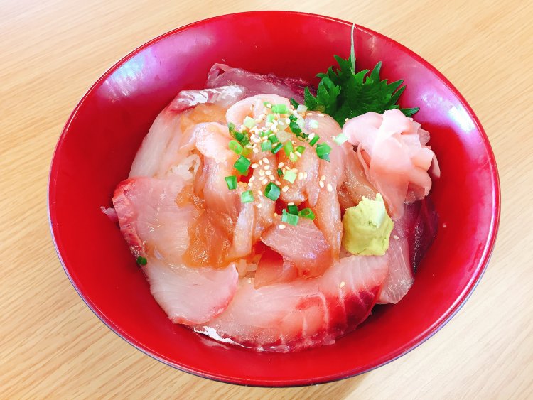 漁師のまかない丼1320円。