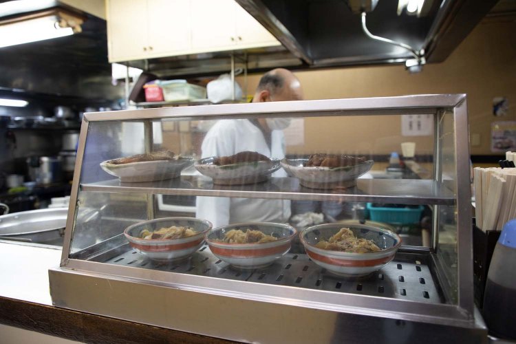 カウンター上のショーケースには、日替わりの煮魚が並ぶ。