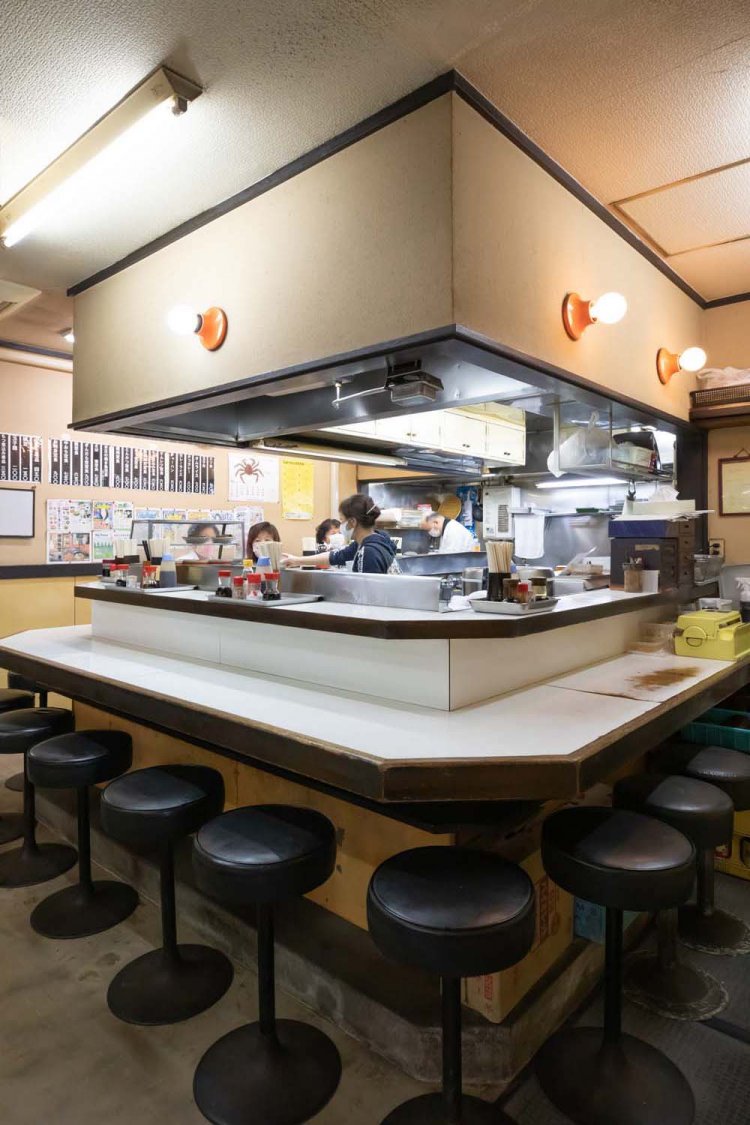 客席はコの字型のカウンターのみ15席。