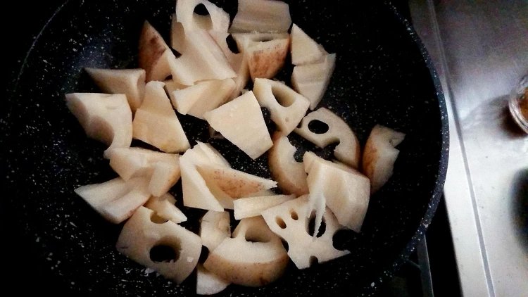 レンコンを炒める