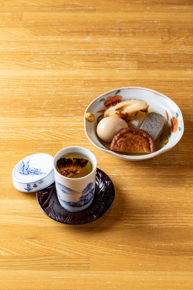 冬場はおでん440円に、下関から取り寄せるふぐひれ酒825円で温まりたい。