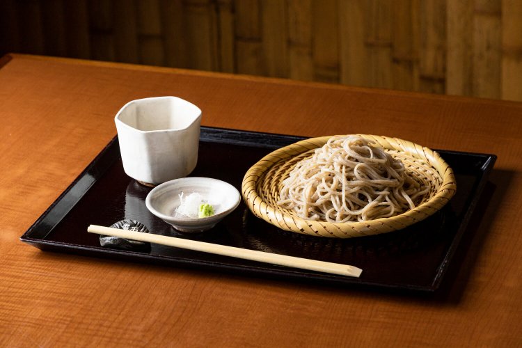 こんもりと盛られた粗挽きせいろそば970円が美しい。