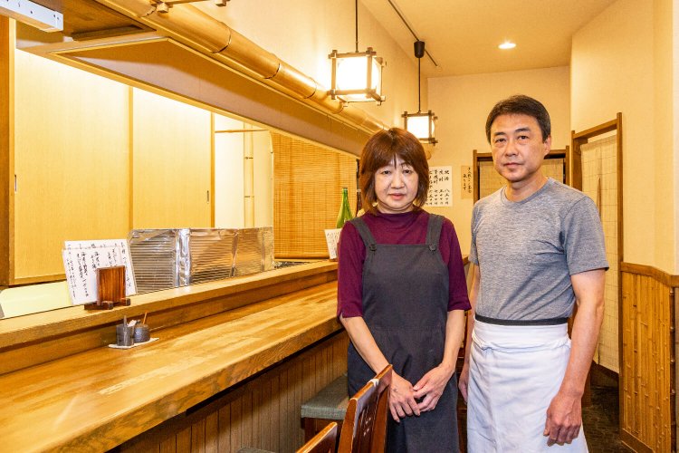 職人肌の呉屋さんと、花番担当の奥様・令子さん。