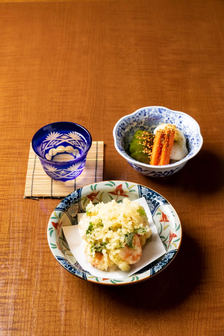 海老のかき揚げ1380円と自家製ぬか漬け480円。あてる酒は山形の十四代850円。