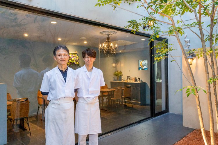 父の望月正明さん（左）がとんかつを揚げ、息子の輝久さんがそばを打つ、絶妙のコンビネーション。