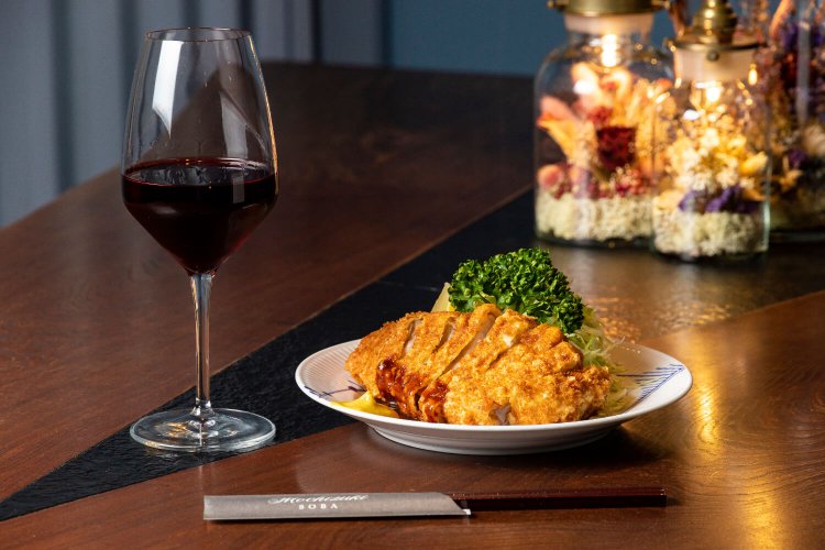 とんかつ単品（ロース）1180円。定食にもできる。