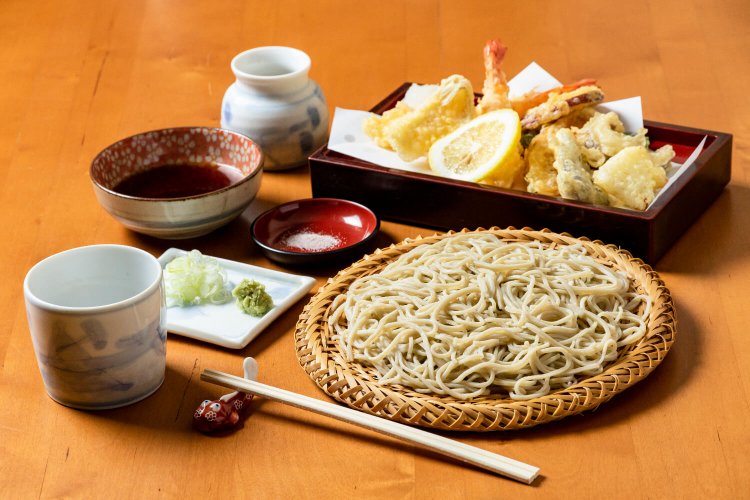 天種がたくさんある上天ぷらそば1400円。