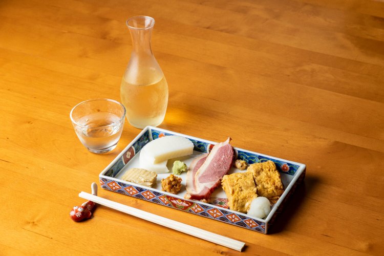 出汁巻き、味噌豆腐、鴨スモークなどのおつまみ盛り合わせ800円。酒は石川の菊姫650円。