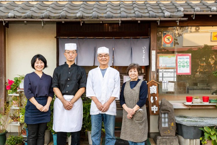 鈴木正さん（右から2番目）一家4人で切り盛りしている。
