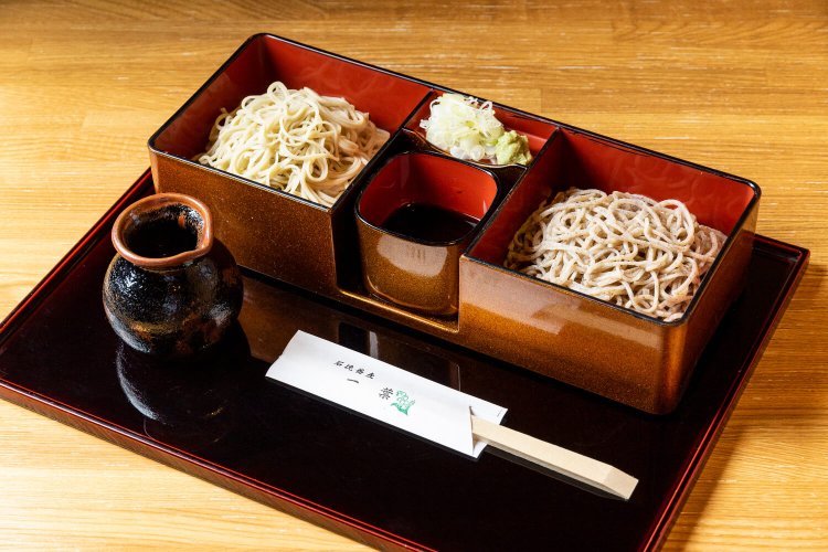 蓋付きの器に、せいろと挽ぐるみの二色盛り1430円。