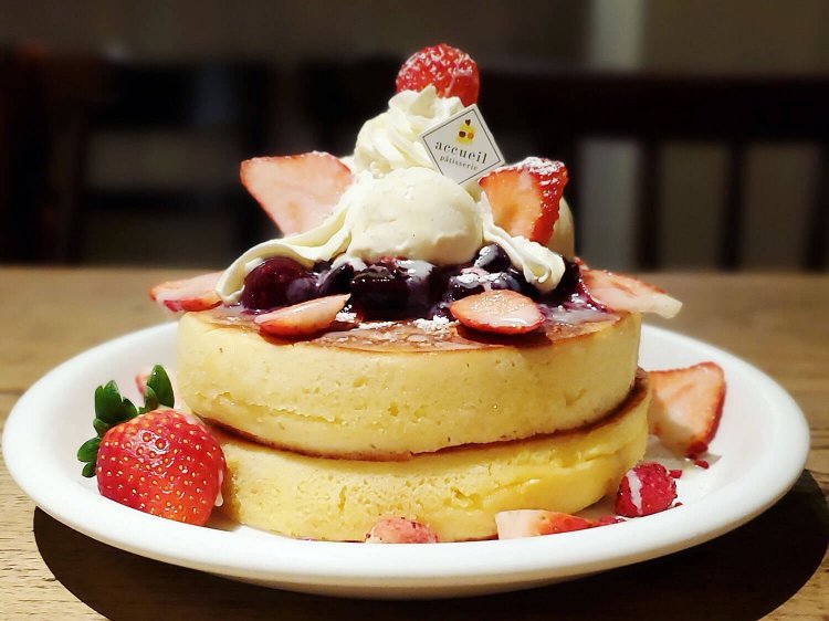 いちごベリーパンケーキ レギュラーサイズ1550円（税別）。