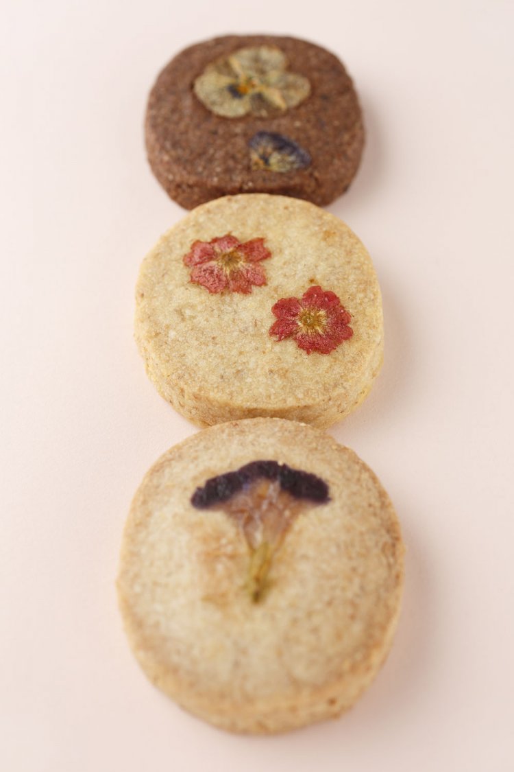 ハナサブレ1枚330円。