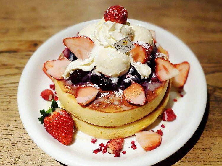 いちごベリーパンケーキ レギュラーサイズ1550円（税別）。