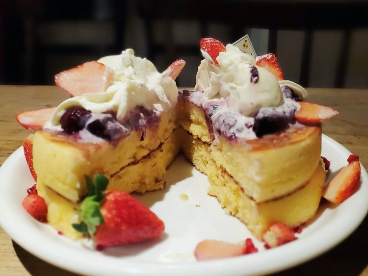 アクイーユ　いちごベリーパンケーキ