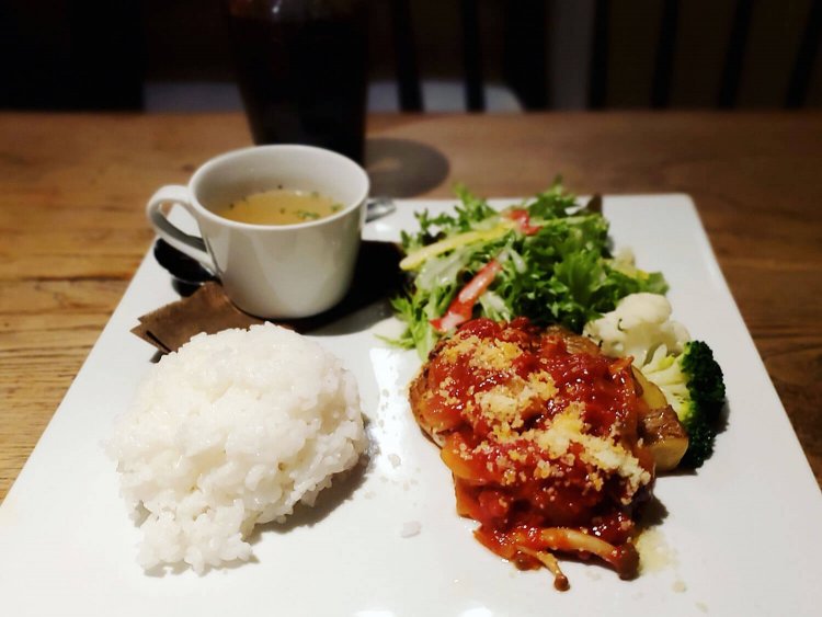 プレートランチ  980円（税別）。