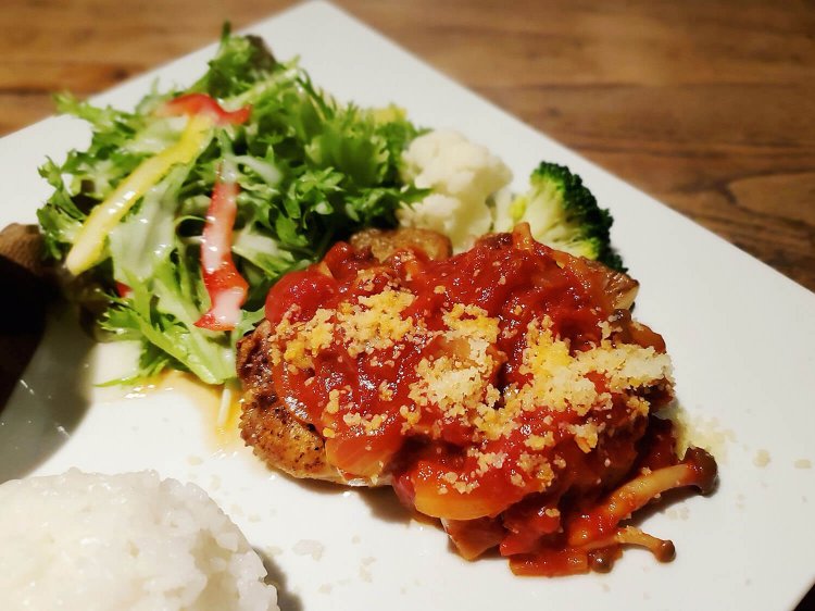 アクイーユ　グリルチキントマトきのこソース