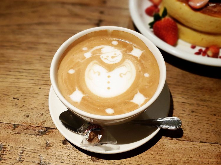 カフェラテ600円（税別）。