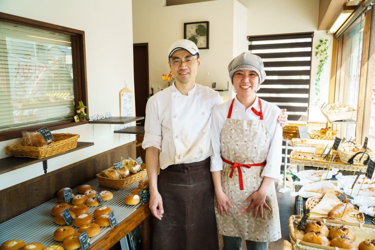店は奥さんの与里子さんと二人三脚。