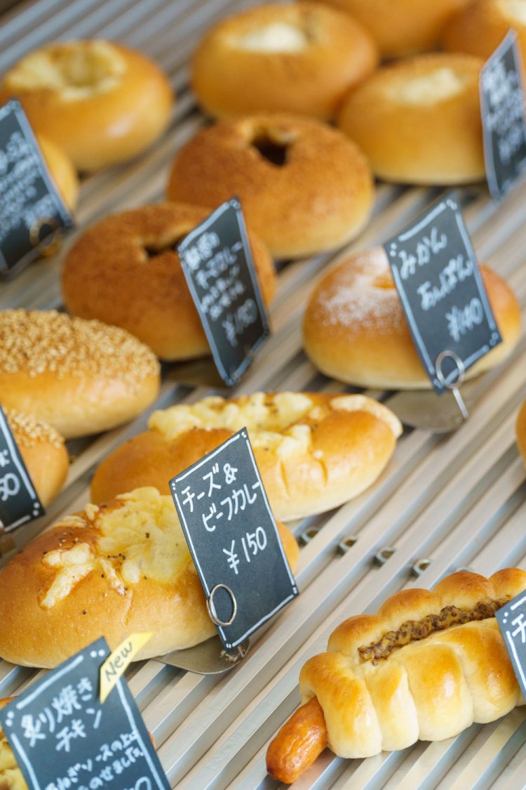 みかんあんぱんなどユニークな商品が目立つ。