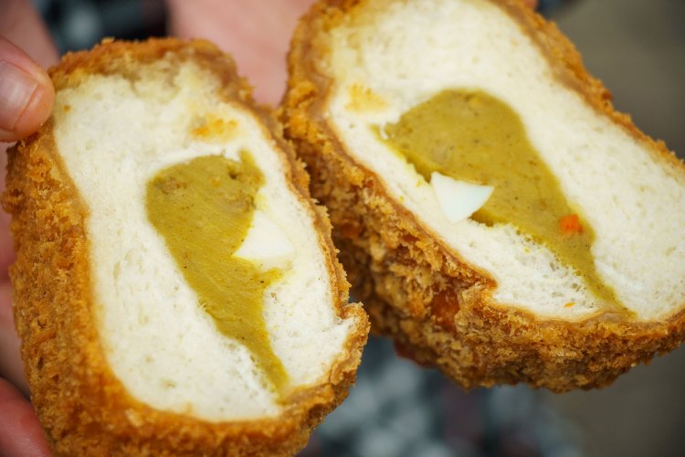 厚みが強烈。特製カレーパン150円。