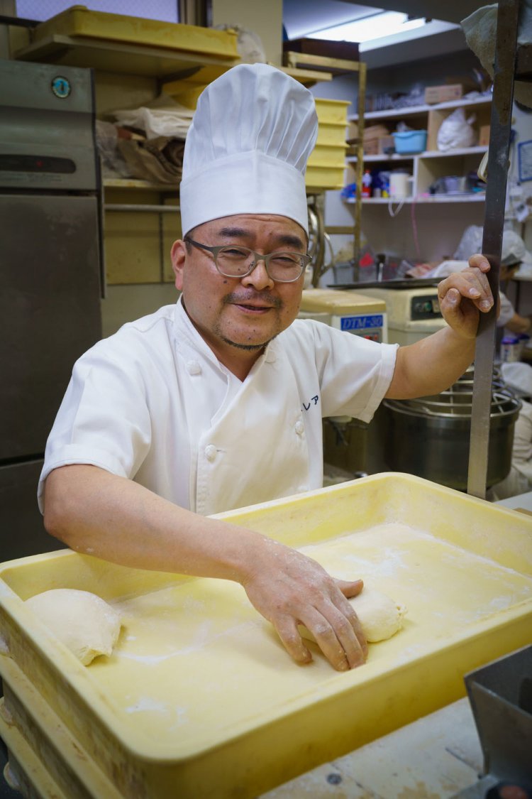 1日3回揚げるカレーパンのほか、約80種類のパンを焼く厨房の中は忙しい。