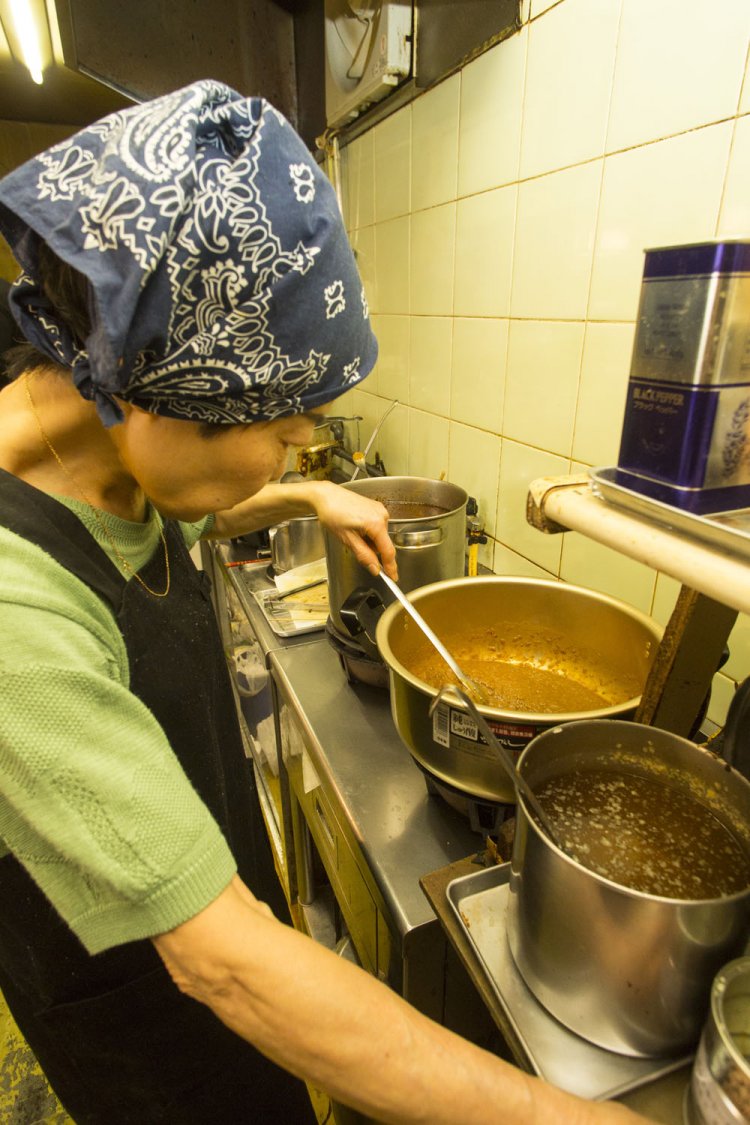 焦がさぬよう強火で一気に水分を飛ばしフィリングを作る女将の坂本孝子さん。