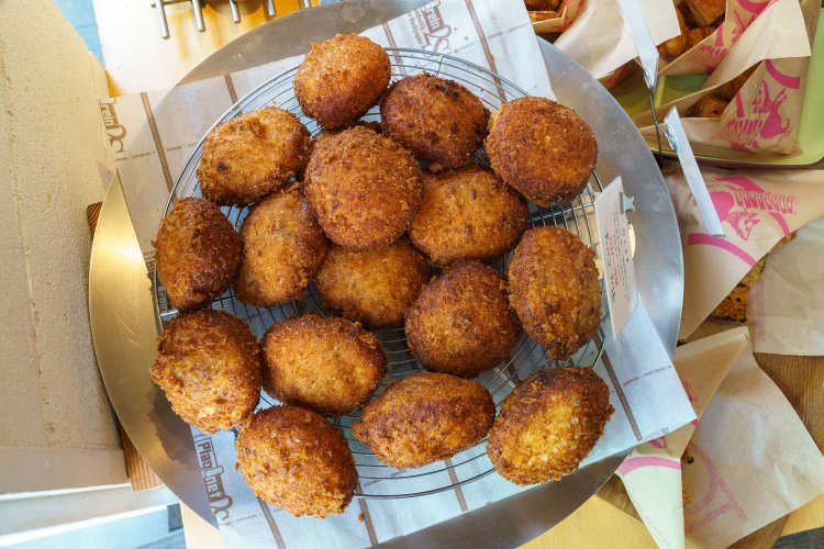 カレーパン220円もおすすめ。パン粉は自家製だ。