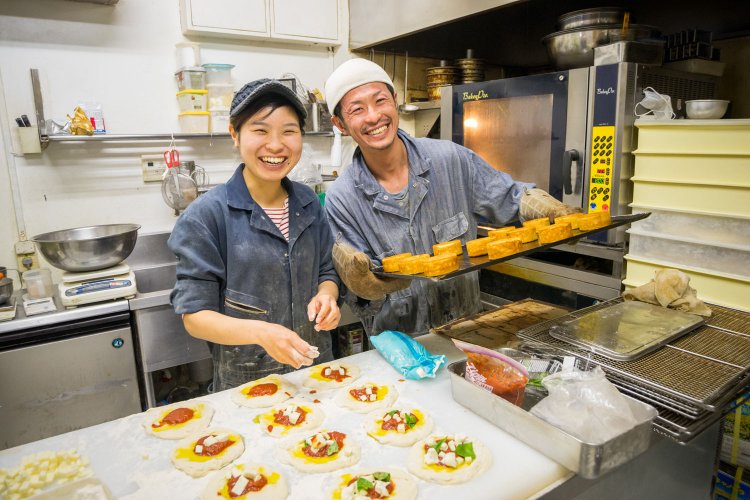 商店街の中にあり、“地元のパン屋“としても人気。