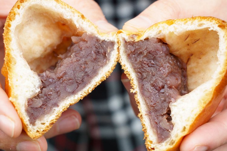 あんこをしっかり味わえる薄皮タイプ。西荻薄皮あんぱん133円。