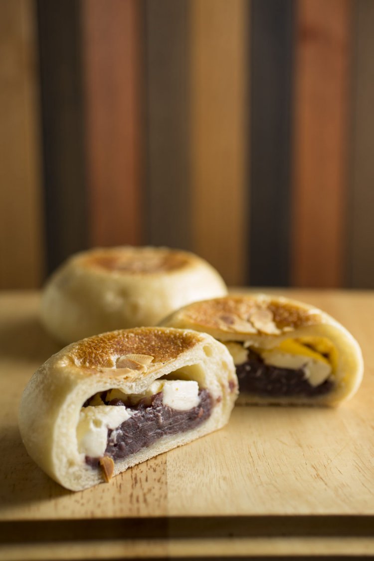 噛みごたえのある生地が印象的。クリームチーズと小倉250円。