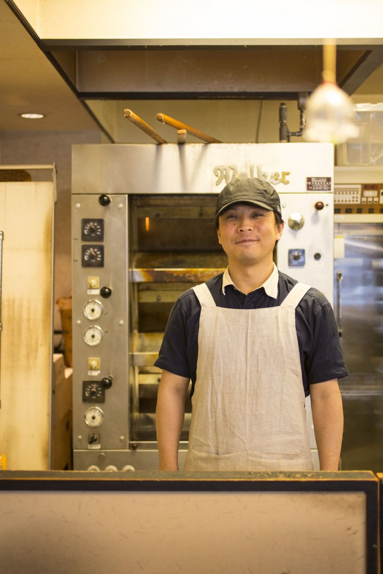 日中はほぼ1人でパンを焼くオーナーの清澤稔さん。