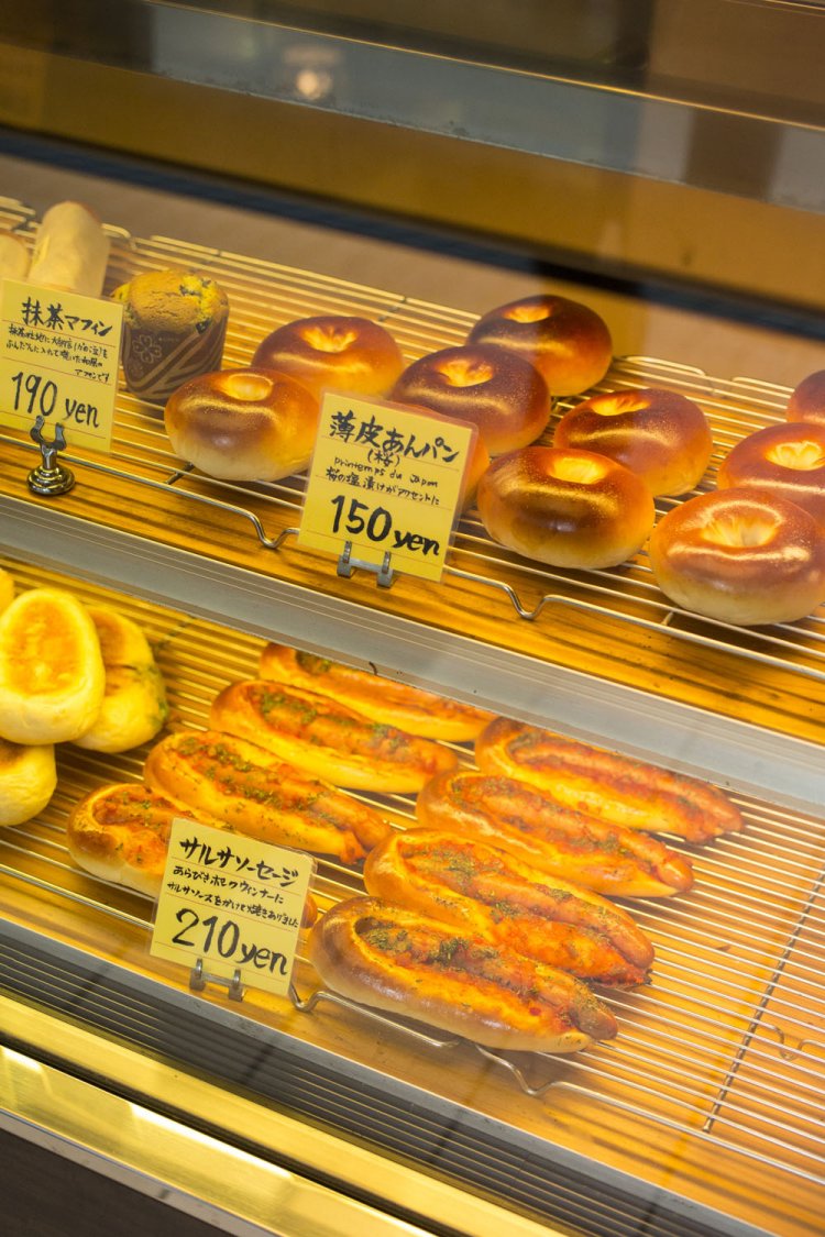 ハード系や調理パン、薄皮あんぱんなど1日50種類は焼くが、とにかく見る間に売れていく。