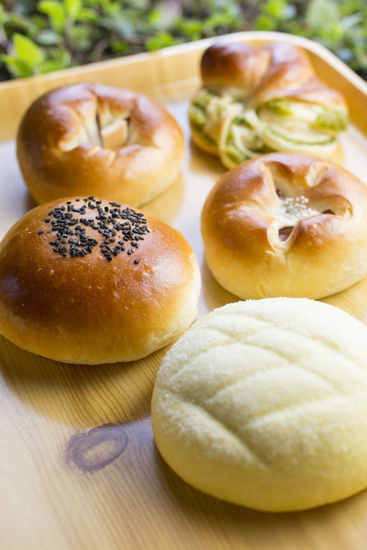 メロンあんぱん、うぐいすフラワーなど変わり種も多い。あんぱん各種170円～。
