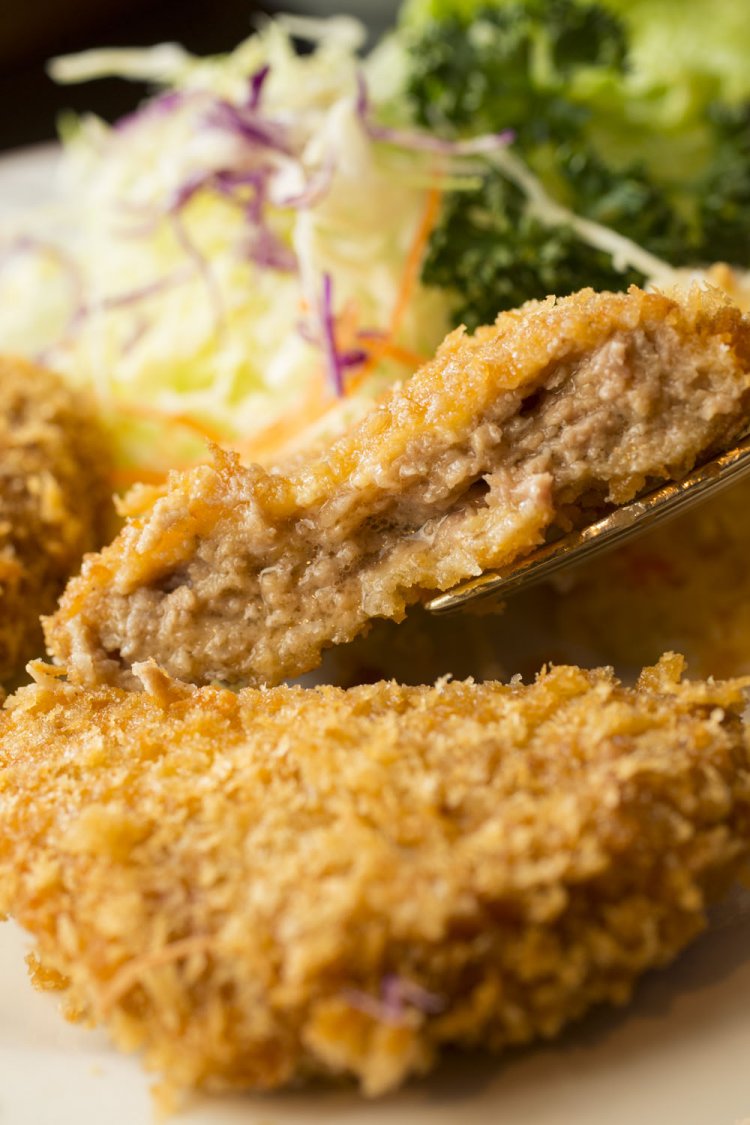 ひき肉は、牛と豚が7:3の割合。肉汁は甘みのある脂をはらみ、ふわっとした舌触り。メンチカツ1562円。