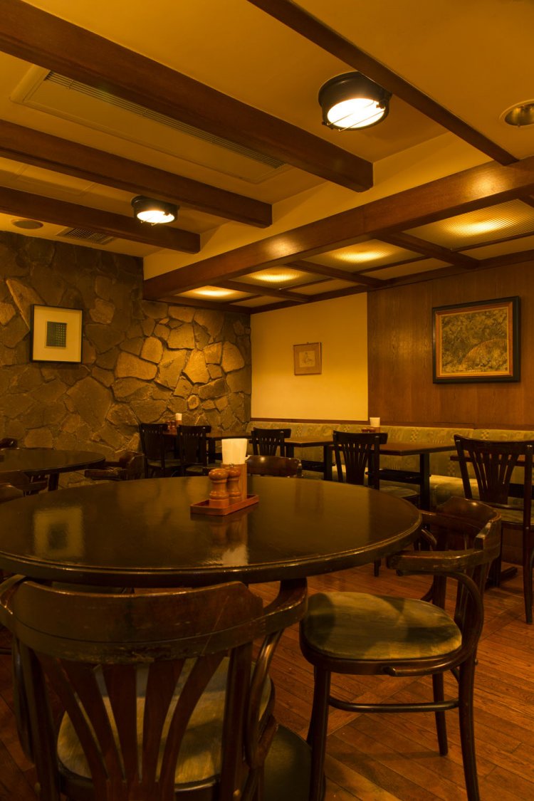 シンプルながら造作に凝った店内。