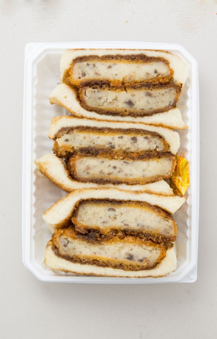 コロッケサンド450円。