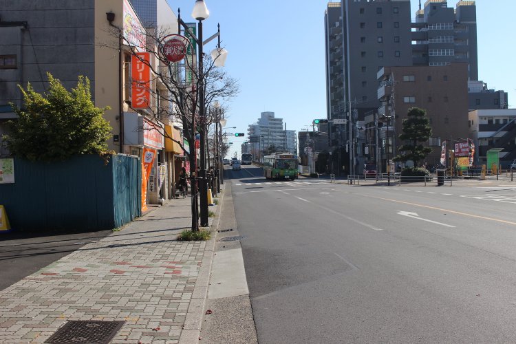駅前の今井街道。