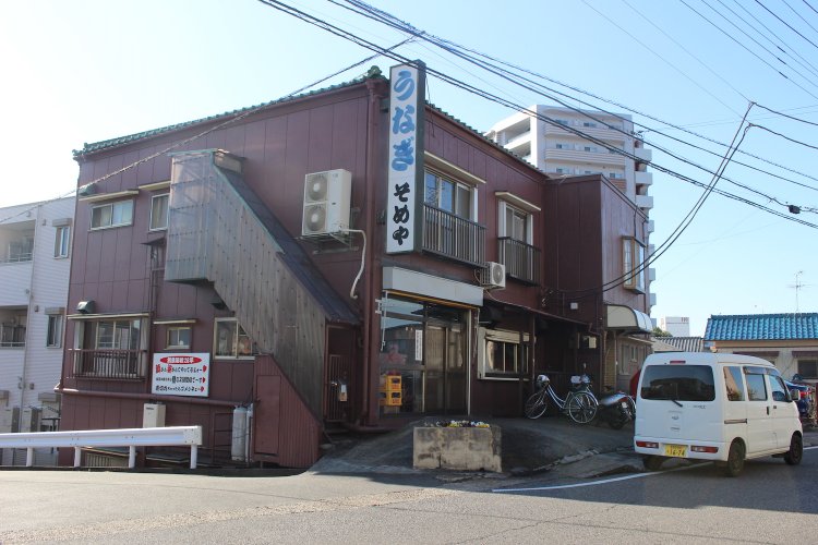 このうなぎ屋の左側が橋に続く道。