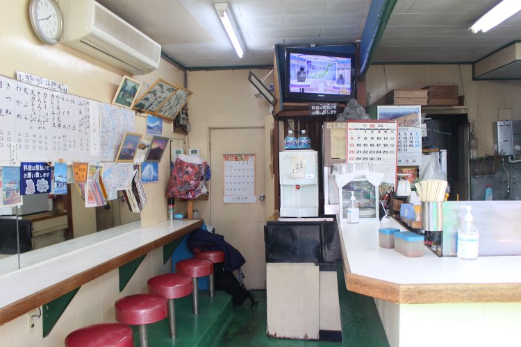 雑然とした店内も味がある。