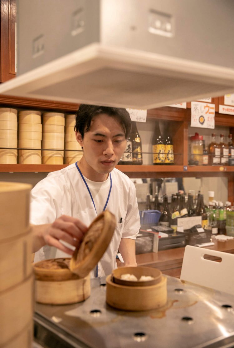 店主の河本泰明さん。
