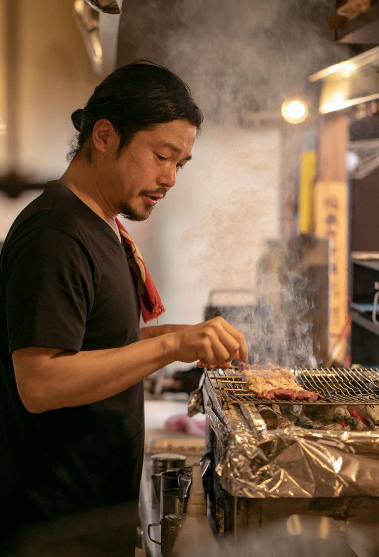 炭火の煙が似合う大将。ハードロック好き。