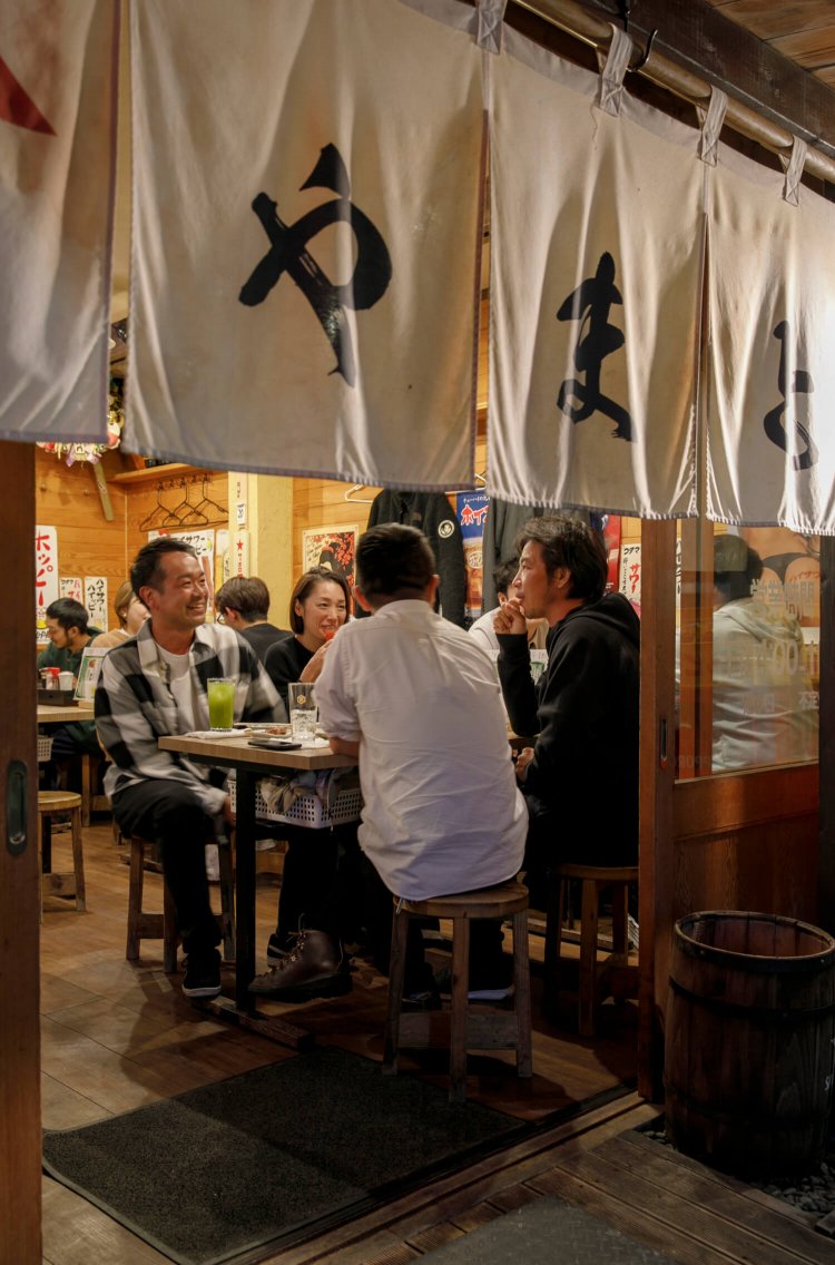 テーブルとカウンターで24席。