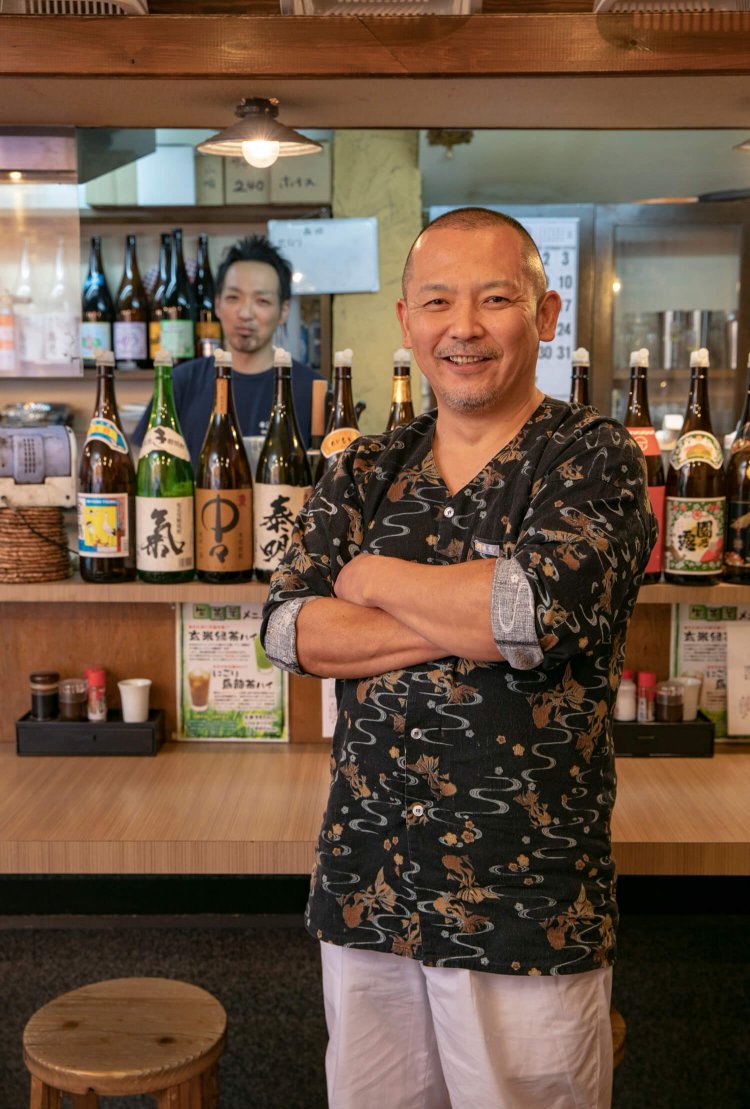 愛車はゼッツーの平尾さん（手前）と焼き台担当の田尻洋平さん。