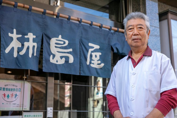 「馬肉は水分を多く含んでいるから冷凍したら質が落ちる。絶対に使わないよ」と4代目の柿島琢磨さん。