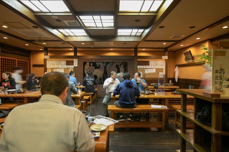 マツの一枚板のテー ブルが渋い。