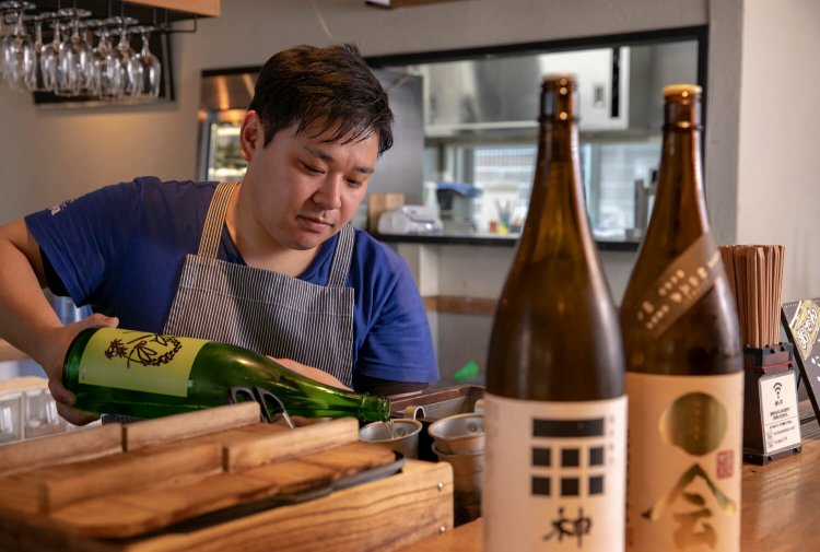 「店内で気に入った地酒も購入できます」とスタッフの三角隆至さん。