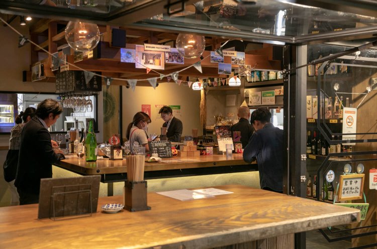 出窓にも立ち飲みスペース。