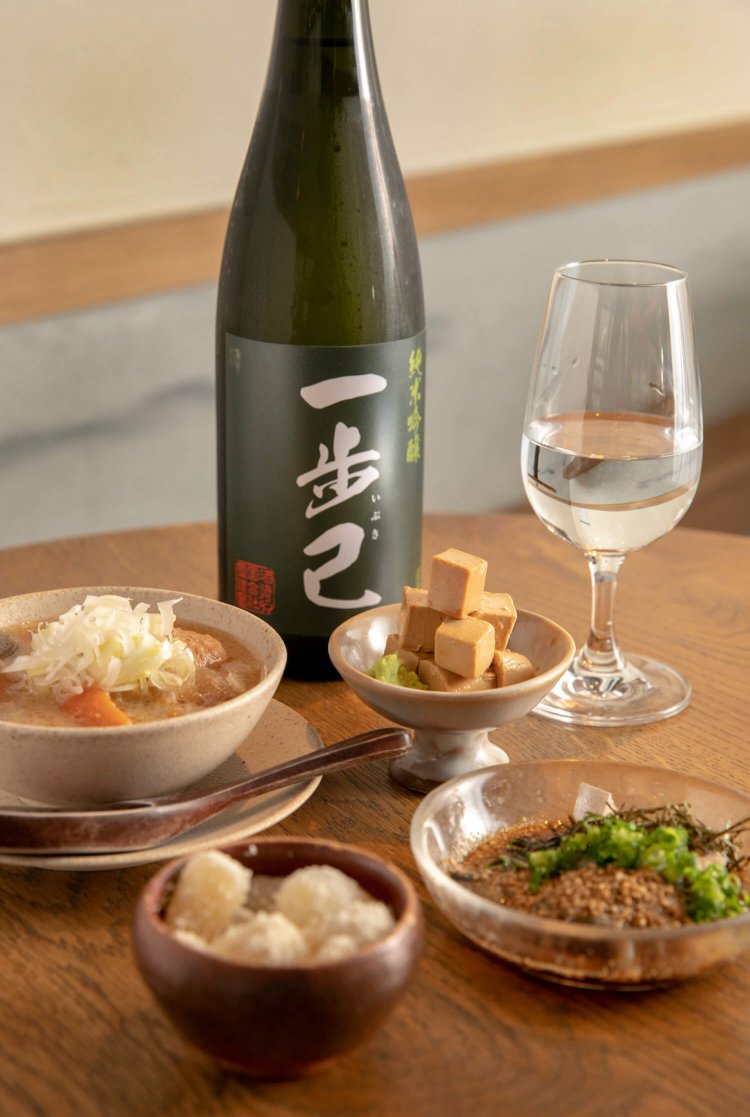 手前はらっきょうパルメザン220円やゴマサバ418円。奥は創作漬けチーズ318円、一歩己（いぶき）純米吟醸半合616円。